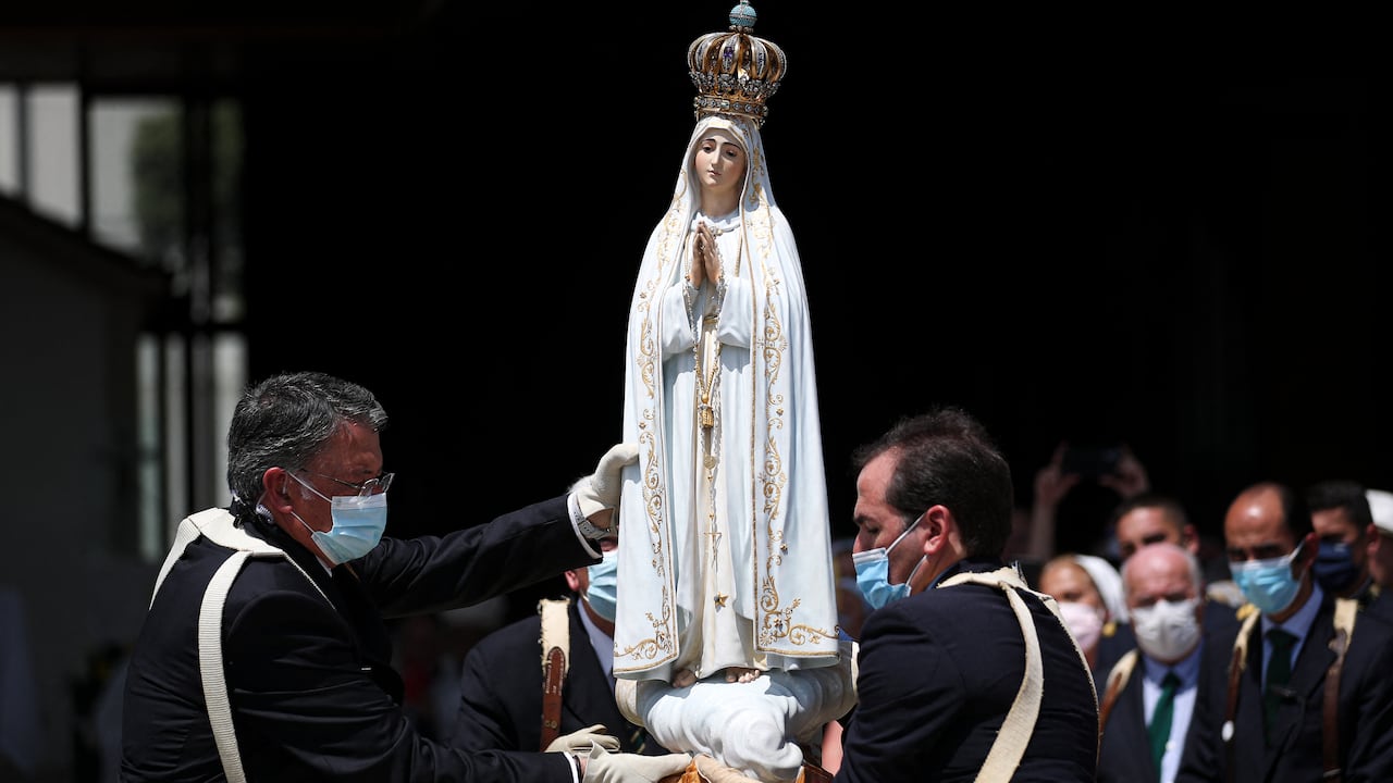 Miles de peregrinos se reúnen cada año en el Santuario de Fátima para celebrar el aniversario del milagro de Fátima.