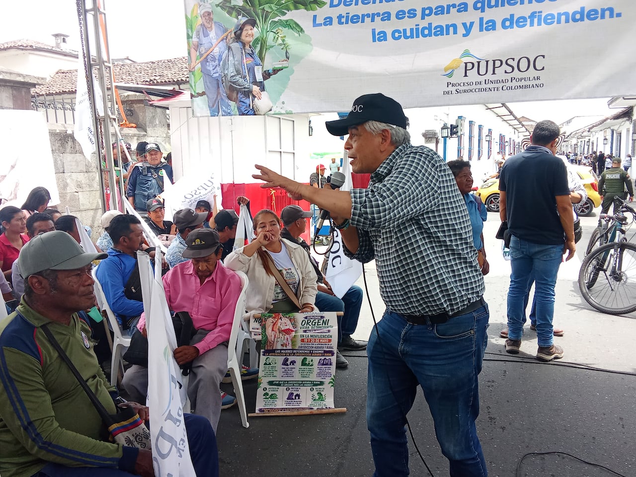 Es que la apuesta del gobierno de Gustavo Petro busca redistribuir la tierra, formalizar predios rurales y reducir la desigualdad histórica que ha marcado a millones de campesinos en el país, como en el caso del Cauca, donde las comunidades agrarias ahora están volcadas en las calles de Popayán para respaldar esa iniciativa, de paso, apoyar la candidatura de Iván Cepeda a la presidencia.