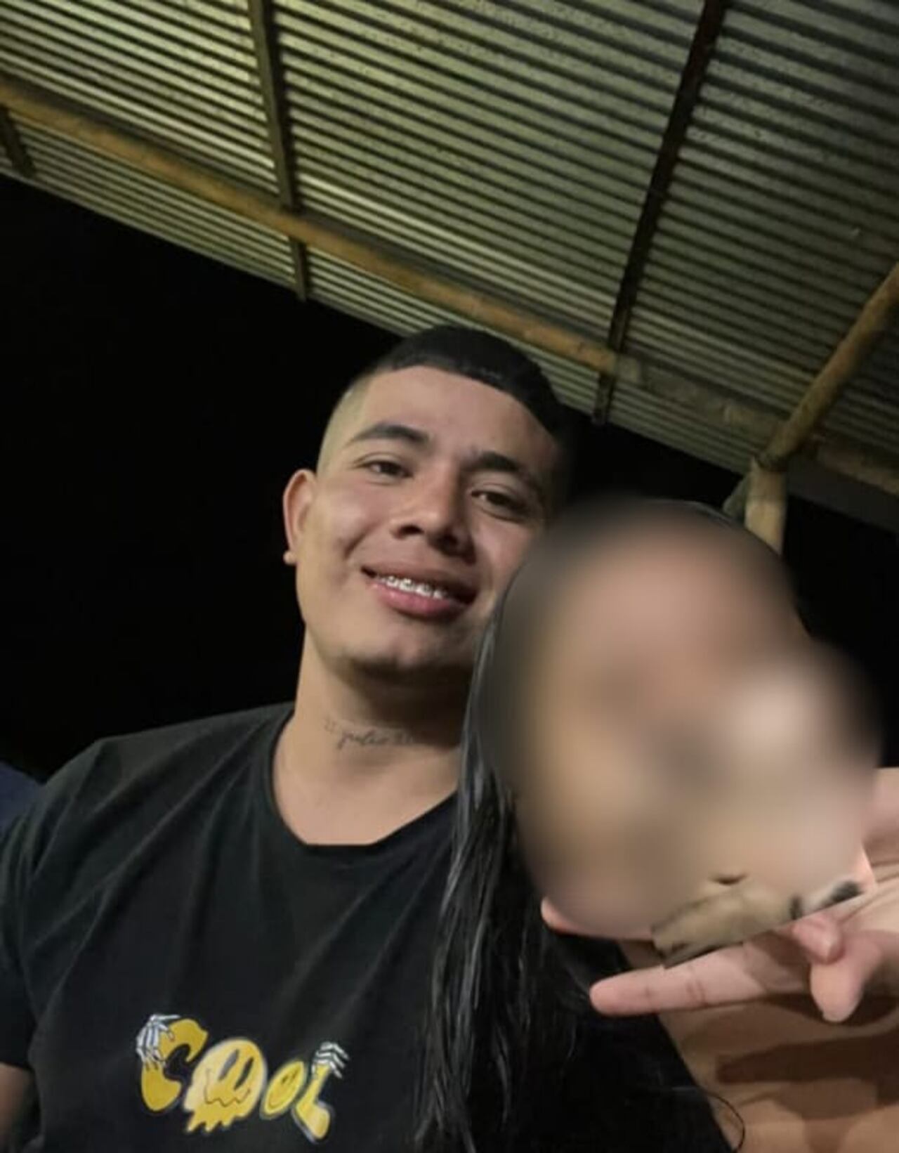 Según información suministrada por habitantes de Miranda, Carlos Andrés quien residía en la vereda Caraqueño, fue auxiliado por la comunidad y trasladado al hospital local donde lamentablemente murió debido a la gravedad de las heridas.