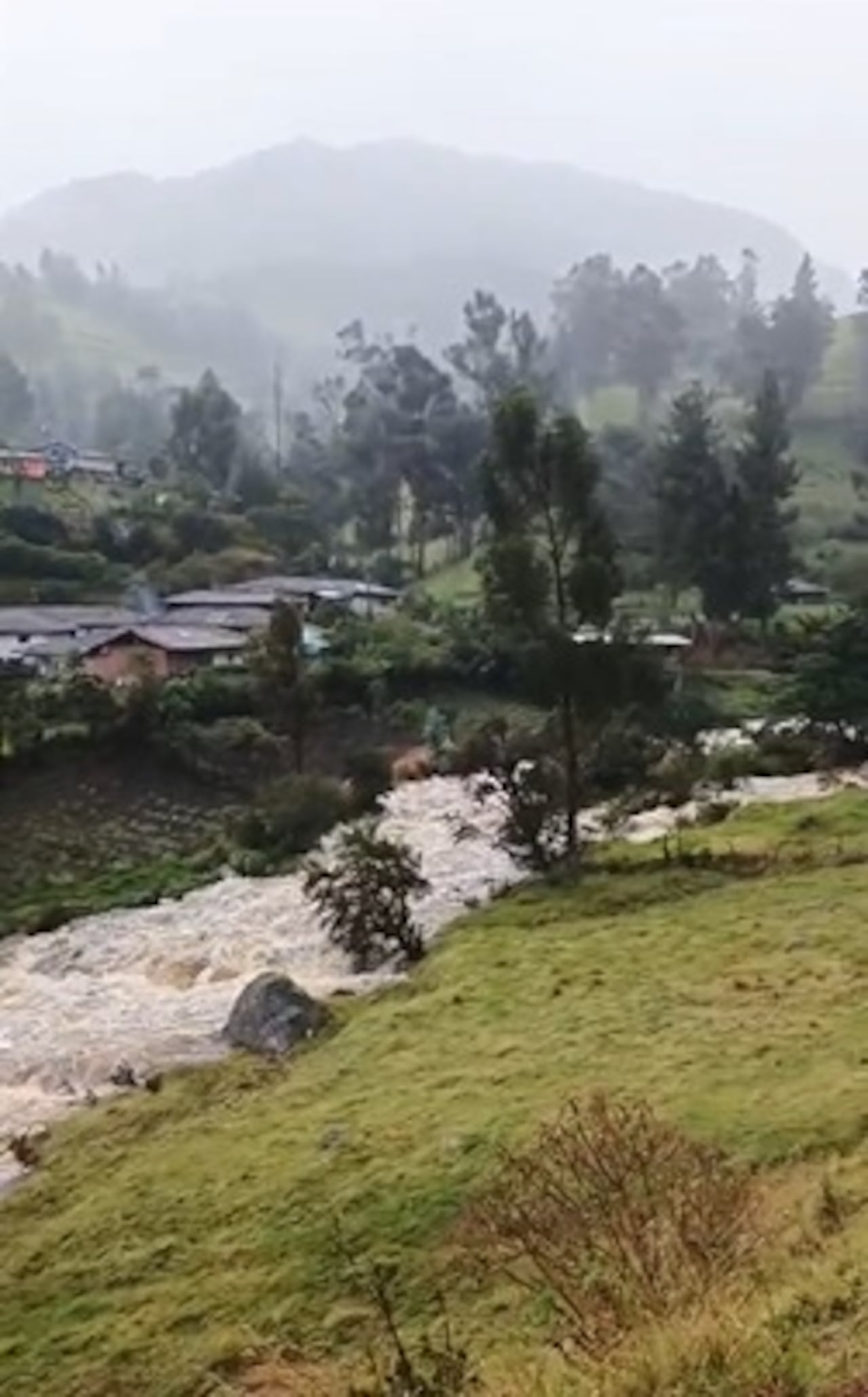 Comunidades del resguardo indígena de Guambía permanecen en alerta por el incremento del caudal del río Piendamó, cuyas crecientes amenazan viviendas, caminos y zonas de uso comunitario en varios sectores del territorio Misak.