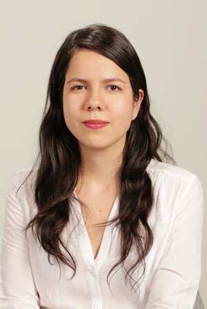 Paola Ochoa Betancurth es documentalista y directora de fotografía Colombiana. Co-fundadora de la compañía de cine independiente Extranjero Films, con la que ha producido diferentes proyectos de cortometraje y largometraje. Graduada del programa de Comunicación Social y Periodismo de la Universidad del Valle. MFA en Social Documentary Film de the School of Visual Arts-NYC.