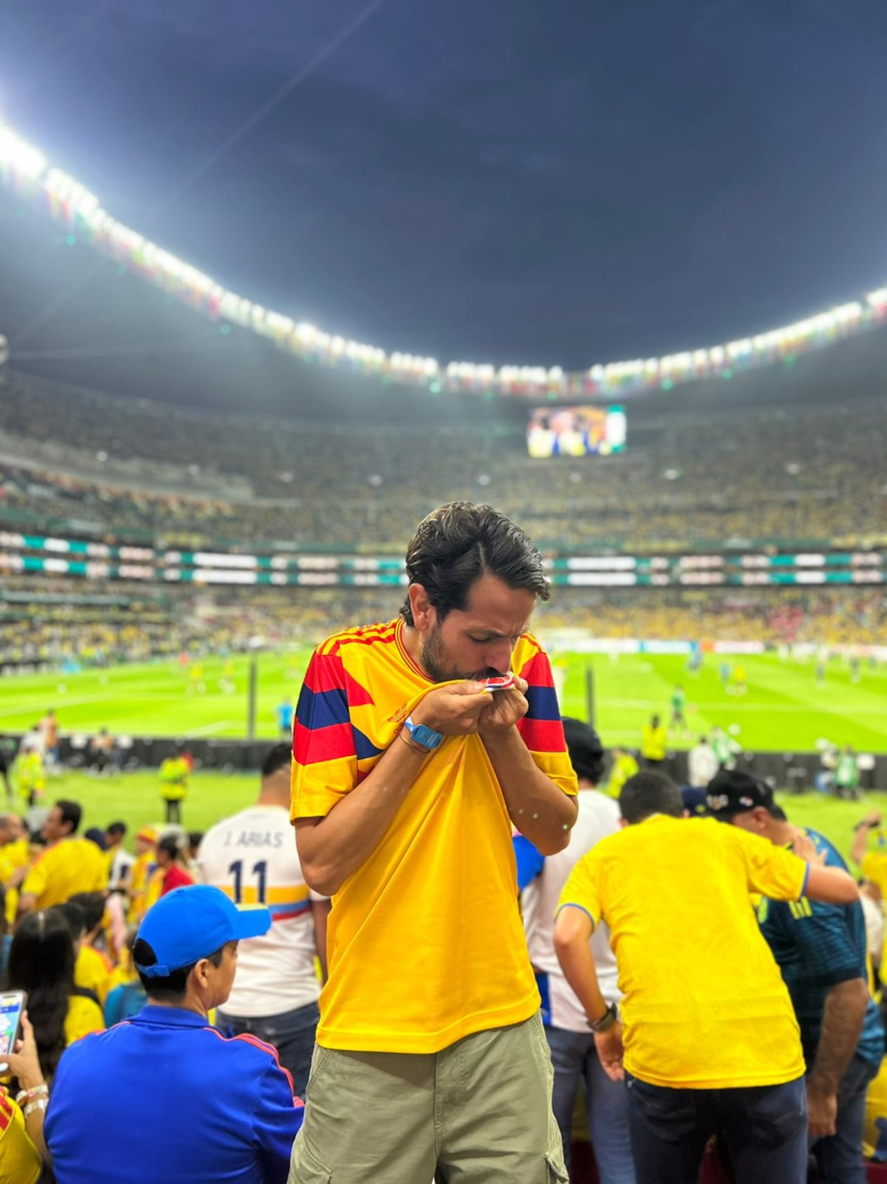 Andrés Gualteros besa el escudo de Colombia previo al debut contra Uzbekistán en el Estadio Azteca de Ciudad de México.