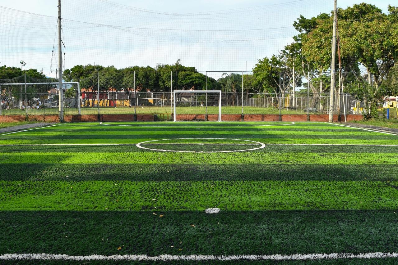 Algunas canchas sintéticas están siendo intervenidas para su recuperación.