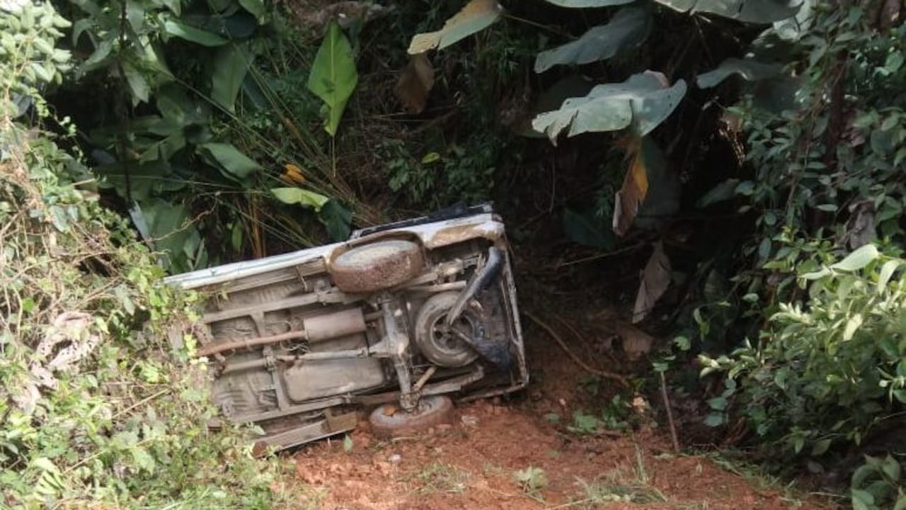 De acuerdo con las versiones de campesinos, la camioneta rodó por un abismo luego que su conductor perdiera el control y se saliera de la vía que comunica El Plateado con San Juan y Huisitó.
