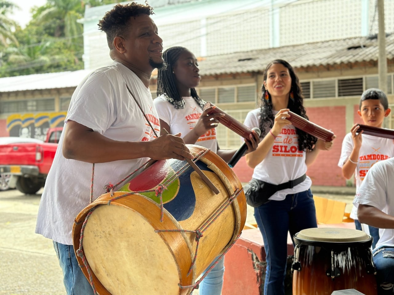 Este proyecto artístico, liderado por la Fundación SIDOC, cuenta con el apoyo del profesor Moisés Zamora, un músico que desde hace 14 años decidió apostarle a Siloé.