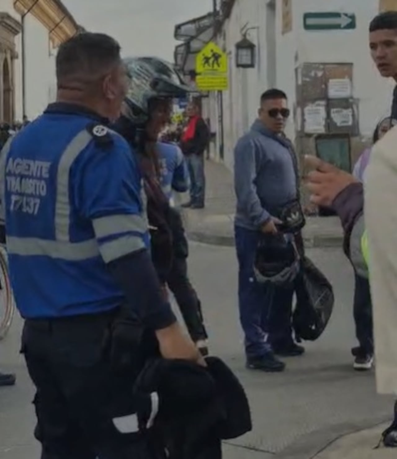 En un video difundido en redes sociales se observa el momento en que el funcionario es lanzado al suelo y golpeado por uno de los involucrados.