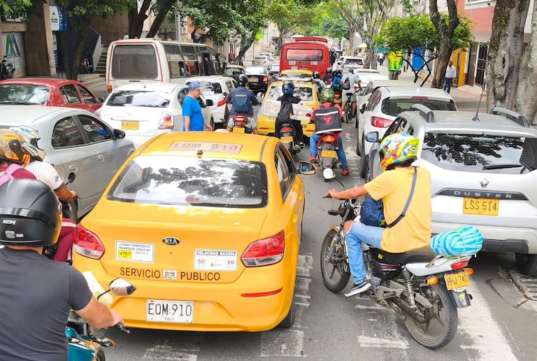 La manifestación ha causado monumentales trancones alrededor de este corredor vial.