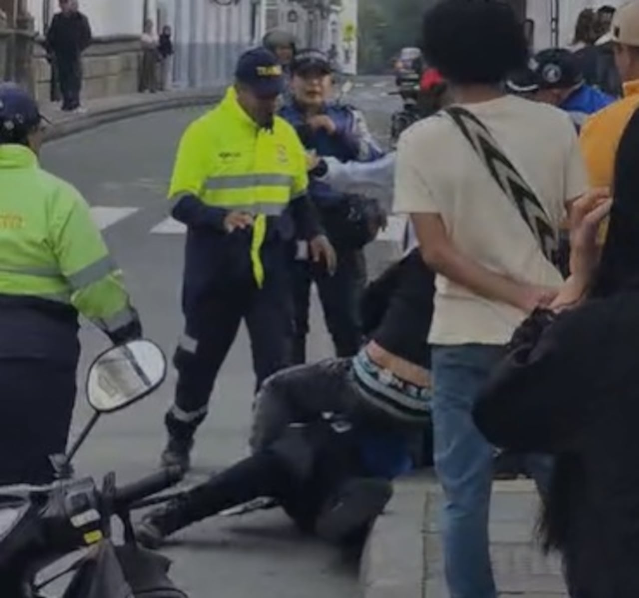 La Alcaldía de Popayán anunció acciones legales contra el responsable y reiteró su respaldo a los agentes de tránsito.