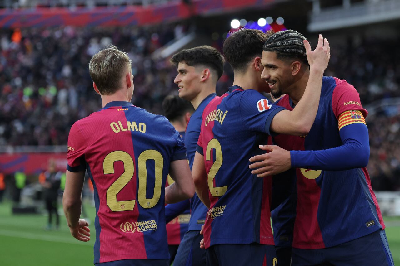 El defensa uruguayo del Barcelona #04 Ronald Federico Araujo da Silva (R) celebra marcar el tercer gol de su equipo durante el partido de fútbol de la liga española entre el FC Barcelona y la Real Sociedad en el Estadi Olimpic Lluis Companys de Barcelona el 2 de marzo de 2025. (Foto de LLUIS GENE / AFP)