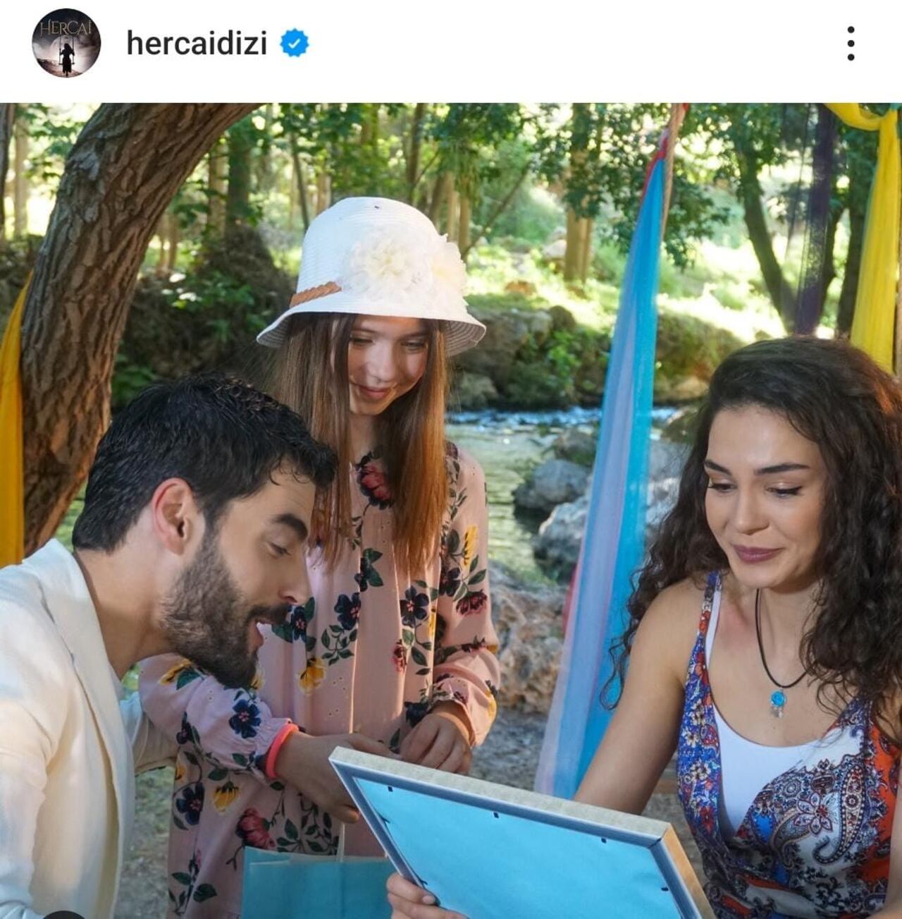El epílogo de 'Hercai', que no se transmitió en Colombia, nos lleva cinco años después. Reyyan, ahora graduada como profesora universitaria, comienza su carrera en un colegio. La familia, compuesta por ella, su esposo y sus hijos, se reúne en un encuentro familiar al aire libre.