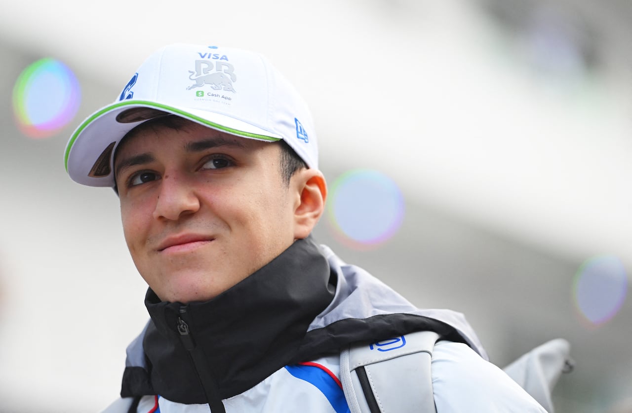 Isack Hadjar de Francia y Visa Cash App Racing Bulls llega al Paddock antes del Gran Premio de F1 de Las Vegas en el Circuito de Las Vegas Strip el 22 de noviembre de 2025 en Las Vegas, Nevada.