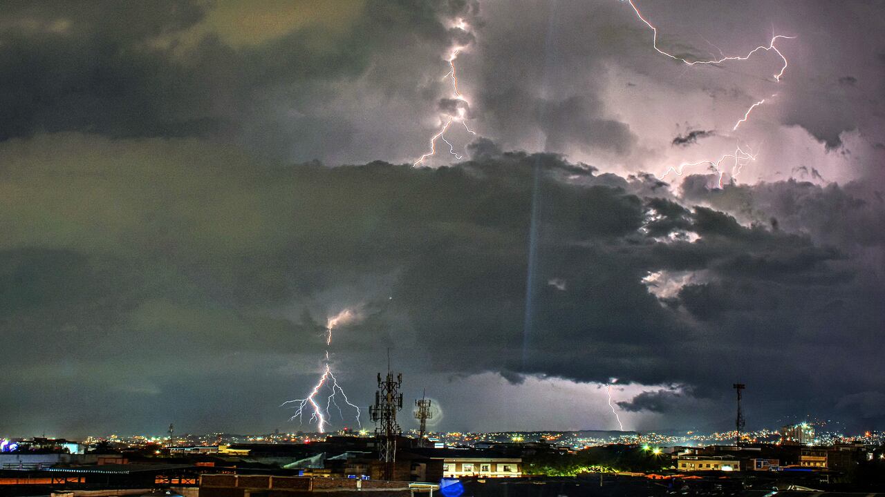 En la noche de este viernes se registraron en el sur de Cali, fuertes lluvias que causaron fuertes tormentas eléctricas. Sin embargo, las autoridades no reportaron graves emergencias, ni personas lesionadas. Foto Jorge Orozco / El País.