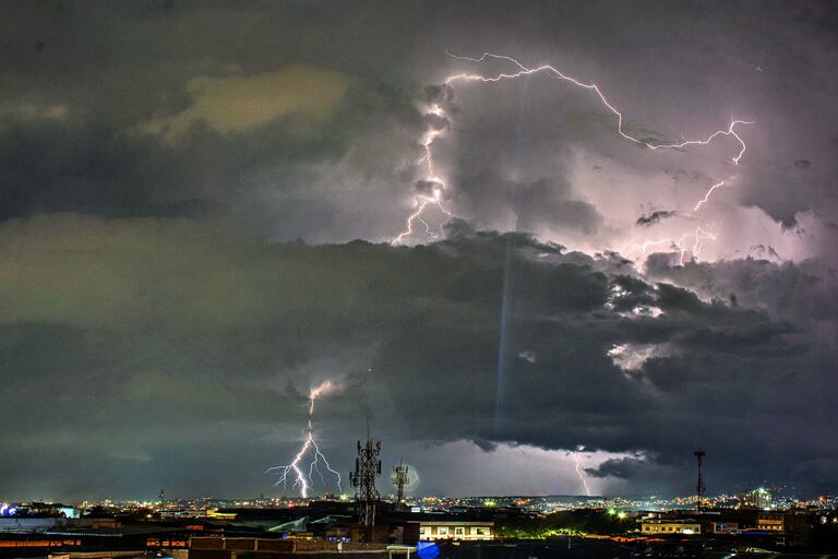 En la noche de este viernes se registraron en el sur de Cali, fuertes lluvias que causaron fuertes tormentas eléctricas. Sin embargo, las autoridades no reportaron graves emergencias, ni personas lesionadas. Foto Jorge Orozco / El País.