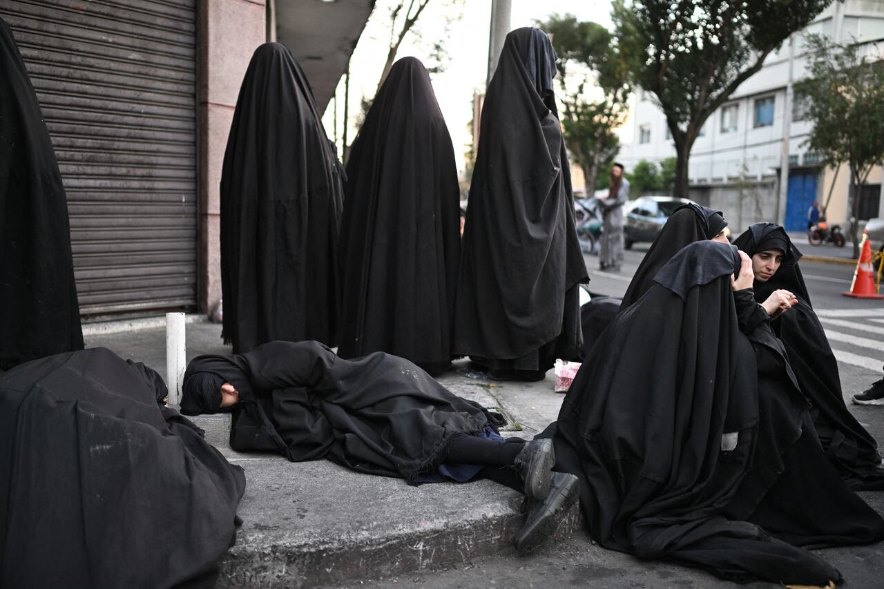 Miembros de la comunidad judía Lev Tahor asisten a una protesta frente a la escuela de educación especial Alida España de Arana, donde las autoridades se llevaron a sus hijos en la Ciudad de Guatemala el 15 de enero de 2025. Según el Ministerio del Interior y la Fiscalía General de la República, 160 niños fueron rescatados de una finca perteneciente a la secta Lev Tahor, un grupo judío ultraortodoxo investigado por presunto abuso sexual de menores. (Foto de Johan ORDONEZ / AFP)