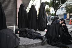 Miembros de la comunidad judía Lev Tahor asisten a una protesta frente a la escuela de educación especial Alida España de Arana, donde las autoridades se llevaron a sus hijos en la Ciudad de Guatemala el 15 de enero de 2025. Según el Ministerio del Interior y la Fiscalía General de la República, 160 niños fueron rescatados de una finca perteneciente a la secta Lev Tahor, un grupo judío ultraortodoxo investigado por presunto abuso sexual de menores. (Foto de Johan ORDONEZ / AFP)