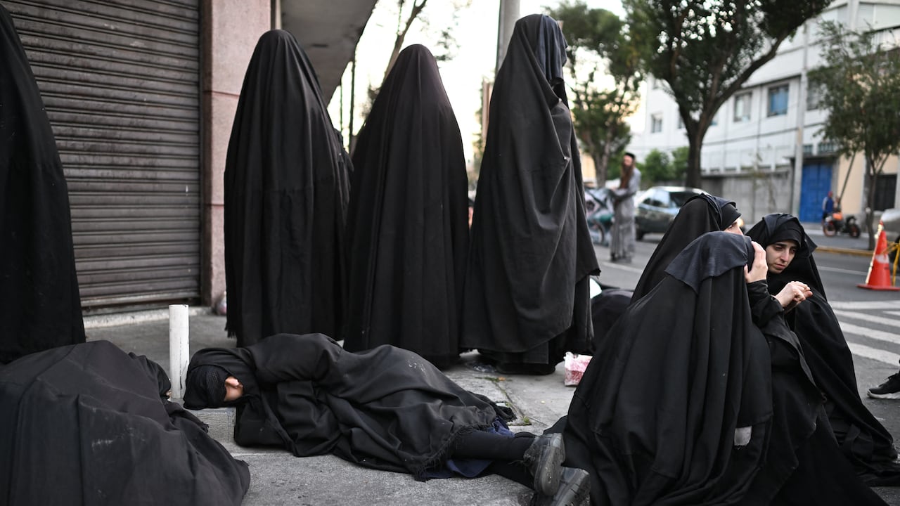 Miembros de la comunidad judía Lev Tahor asisten a una protesta frente a la escuela de educación especial Alida España de Arana, donde las autoridades se llevaron a sus hijos en la Ciudad de Guatemala el 15 de enero de 2025. Según el Ministerio del Interior y la Fiscalía General de la República, 160 niños fueron rescatados de una finca perteneciente a la secta Lev Tahor, un grupo judío ultraortodoxo investigado por presunto abuso sexual de menores. (Foto de Johan ORDONEZ / AFP)