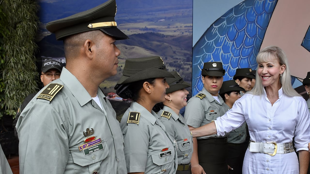 La gobernadora del Valle del Cauca, Dilian Francisca Toro, decretó tres días de duelo en el departamento por los recientes actos de violencia contra miembros de la Fuerza Pública de Colombia a mano de grupos armados ilegales y expresó su solidaridad con las familias de los uniformados afectados. El anuncio lo hizo en un acto solemne realizado en la plazoleta de San Francisco, donde fue izada la bandera del departamento a media asta.