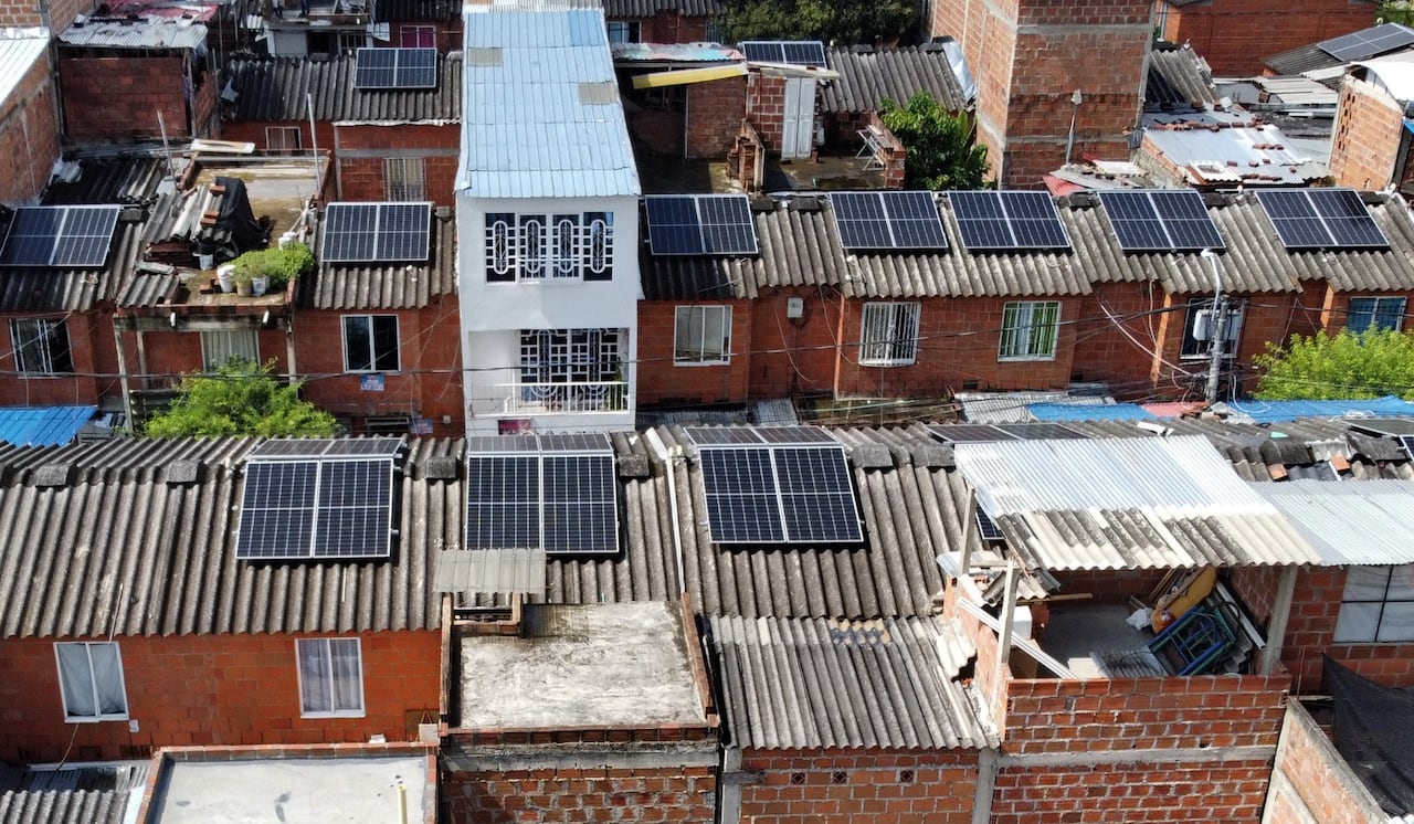 Paneles solares en Llano Verde, instalados por Emcali