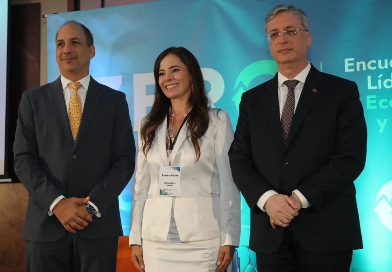 Alex Saer, CEO Cercarbono, Sandra Pinzón, CEO y Fundadora Global Zero Waste y Emir Salim Yüksel, Embajador de Turquía en Colombia: Foto suministrada por Global