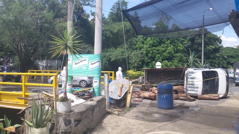 Los dos pasajeros de la motocicleta, que al parecer eran pareja sentimental, lastimosamente perdieron la vida en el lugar de los hechos.