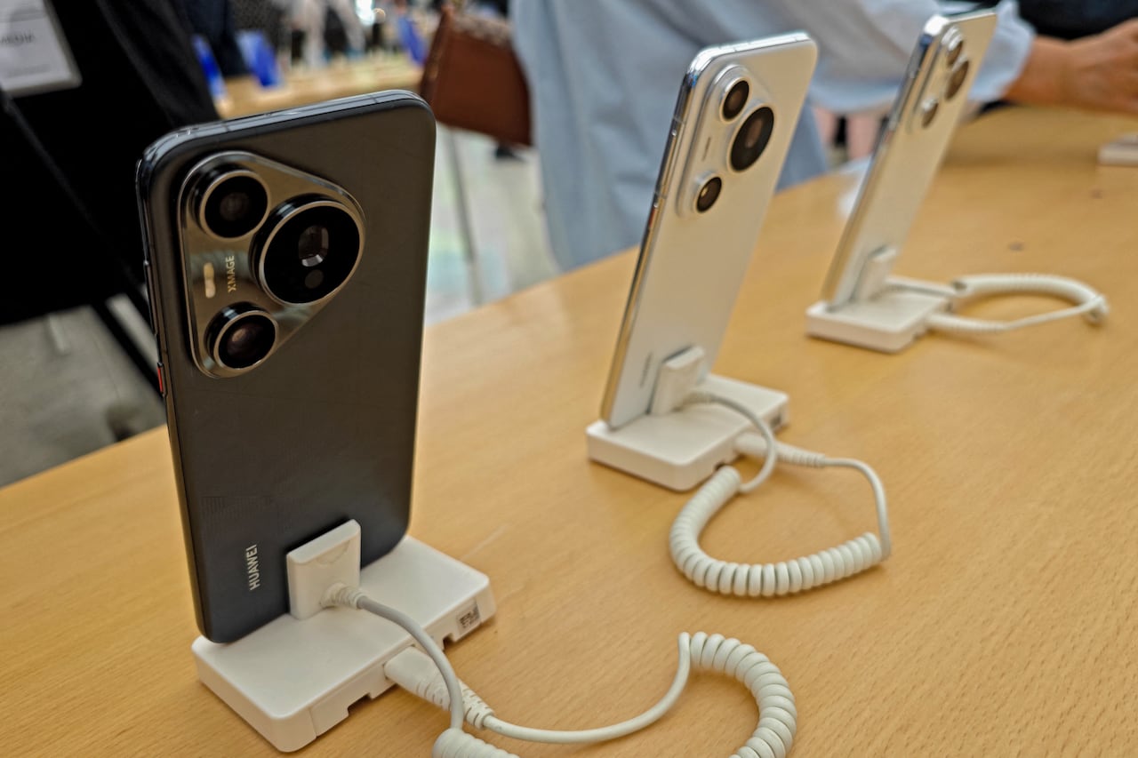 El último teléfono de la serie Pura 70 de Huawei se exhibe en una tienda en Shanghái el 18 de abril de 2024. (Foto de AFP) / China OUT