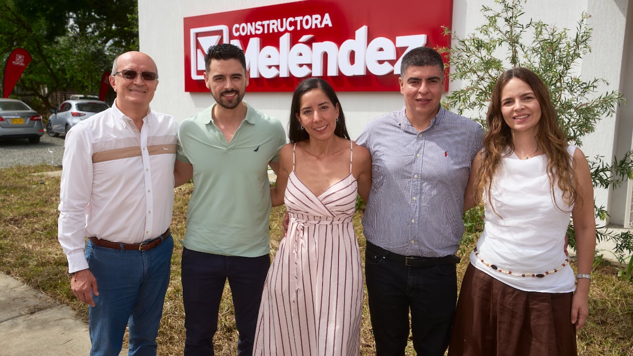 Equipo directivo y colaboradores de Constructora Meléndez en las instalaciones de la nueva sala de ventas ubicada en el sector de Mirriñao.