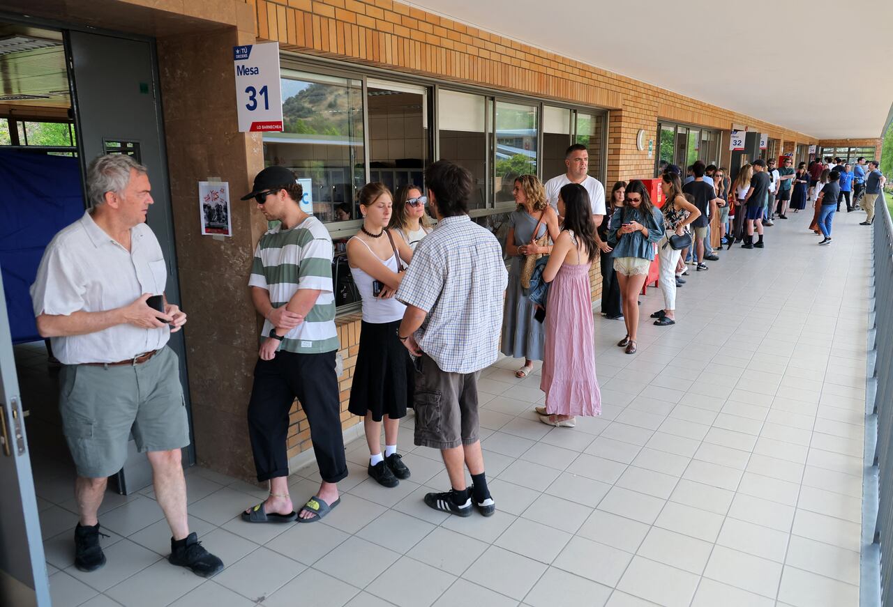 Los chilenos votan en unas elecciones presidenciales marcadas por la creciente preocupación por los delitos violentos.