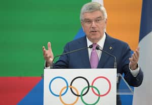 El presidente del Comité Olímpico Internacional (COI), Thomas Bach, pronuncia un discurso durante una ceremonia para conmemorar un año hasta el inicio de los Juegos Olímpicos de París en Saint-Denis, en las afueras de París, el 26 de julio de 2023, antes de los Juegos Olímpicos de Verano de París 2024 y Juegos Paraolímpicos. Thomas Bach recorrió el día anterior la Villa de los Atletas en construcción para los Juegos Olímpicos de París 2024 y dijo que los 10.500 competidores estarían "muy felices" allí. (Foto de Alain JOCARD / AFP)