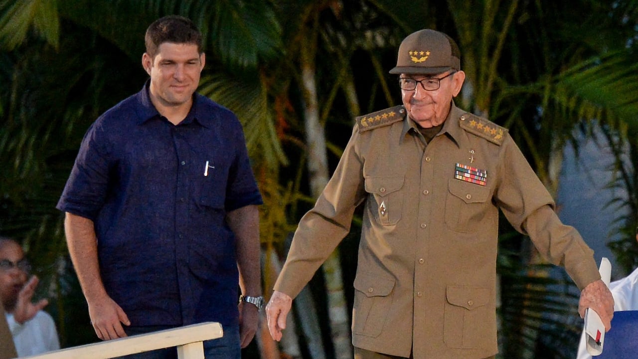 El expresidente cubano y primer secretario del Partido Comunista de Cuba, Raúl Castro (derecha), acompañado por su nieto y guardaespaldas, Raúl Guillermo Rodríguez Castro.