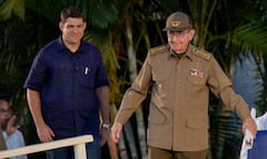 El expresidente cubano y primer secretario del Partido Comunista de Cuba, Raúl Castro (derecha), acompañado por su nieto y guardaespaldas, Raúl Guillermo Rodríguez Castro.