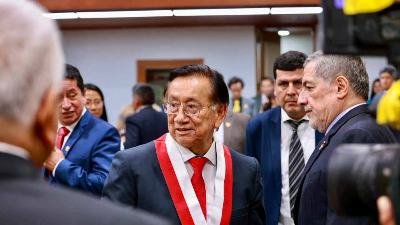 El nuevo presidente interino, José María Balcázar, tras su elección en el Congreso Nacional en Lima el 18 de febrero de 2026.