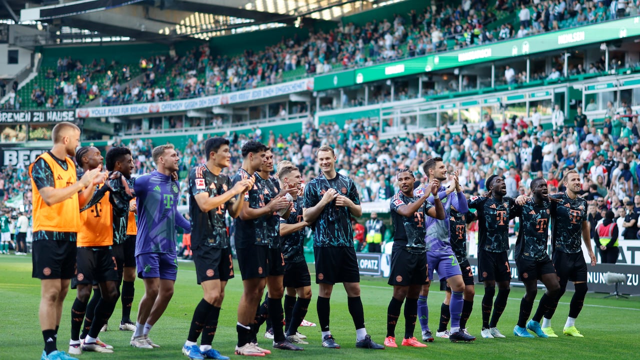 Bayern Múnich celebra después del partido de fútbol por la Bundesliga contra el SV Werder Bremen en Bremen, norte de Alemania, este 21 de septiembre de 2024.