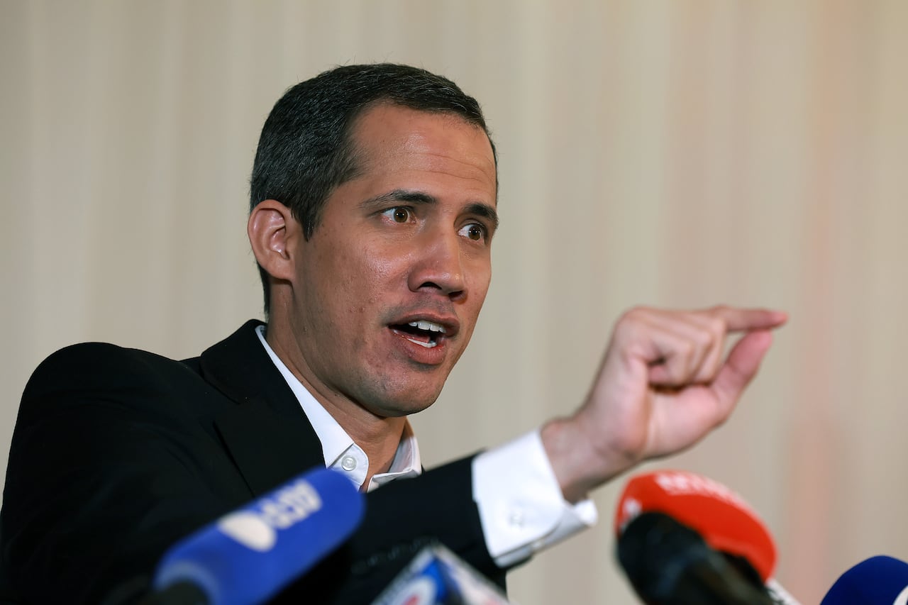 El líder de la oposición venezolana Juan Guaidó ofrece una conferencia de prensa en La Jolla Ballroom el 27 de abril de 2023 en Coral Gables, Florida.
