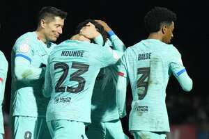 El defensa del barcelona, Jules Kounde (23) celebra su gol con sus compañeros, en la victoria del Barsa sobre el Unionistas en la Copa del rey 2023-2024. /Foto CESAR MANSO / AFP