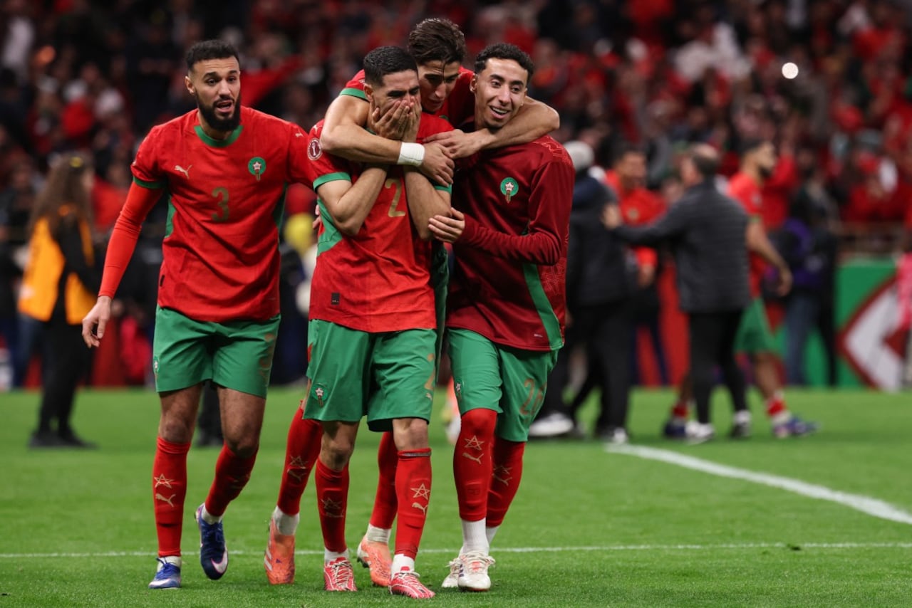 El defensa marroquí n.° 03 Noussair Mazraoui, el defensa marroquí n.° 02 Achraf Hakimi, el defensa marroquí n.° 05 Nayef Aguerd y el defensa marroquí n.° 26 Anass Salah-Eddine celebran la victoria en la semifinal de la Copa Africana de Naciones (CAN) entre Nigeria y Marruecos en el estadio Príncipe Moulay Abdellah en Rabat el 14 de enero de 2026.