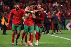 El defensa marroquí n.° 03 Noussair Mazraoui, el defensa marroquí n.° 02 Achraf Hakimi, el defensa marroquí n.° 05 Nayef Aguerd y el defensa marroquí n.° 26 Anass Salah-Eddine celebran la victoria en la semifinal de la Copa Africana de Naciones (CAN) entre Nigeria y Marruecos en el estadio Príncipe Moulay Abdellah en Rabat el 14 de enero de 2026.