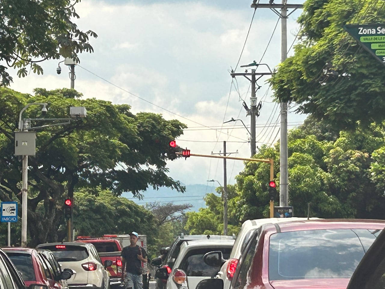 La presencia de una cámara de fotodetección en el cruce, sumada al corto tiempo de luz verde, estaría contribuyendo a la congestión vehicular en este sector del sur de Cali.