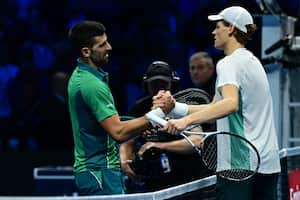 Djokovic pierde ante el local Sinner y se complica en el Masters
