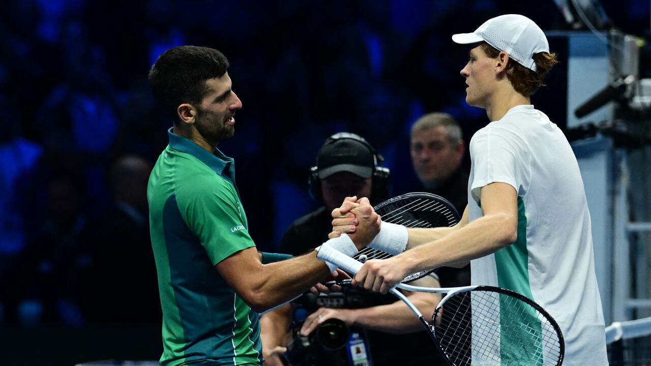 Djokovic pierde ante el local Sinner y se complica en el Masters