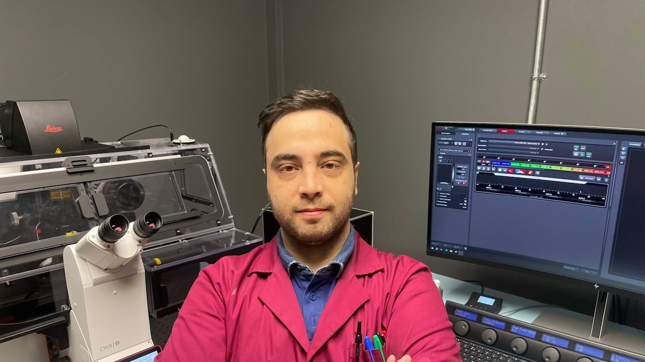 Javier Rosero, científico colombiano nacido en Bogotá, se dedica a investigar en Estados Unidos la Leishmania donovani, el parásito que causa la forma más letal de la leishmaniasis. Su avance es clave para encontrar una cura de esta enfermedad que, en un 95%, es mortal si no se trata a tiempo.