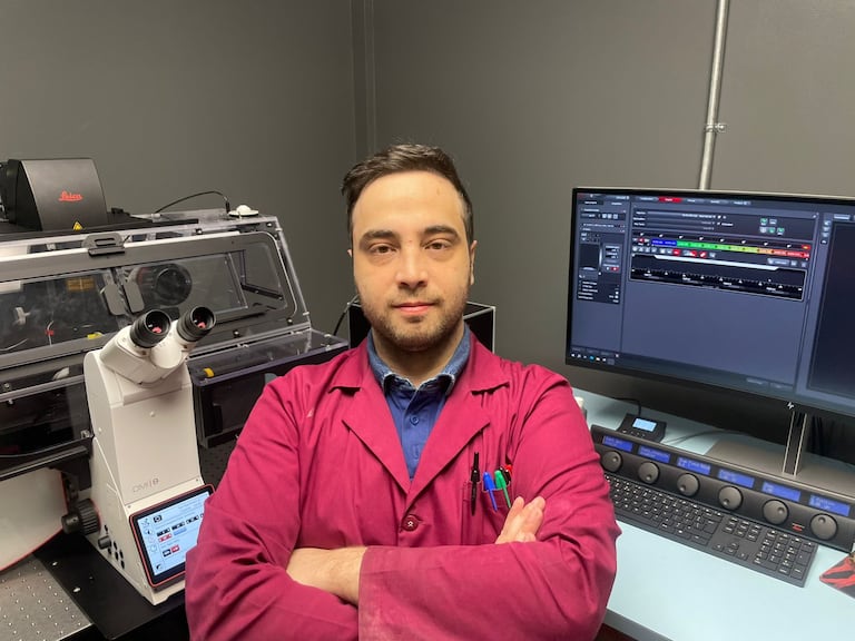 Javier Rosero, científico colombiano nacido en Bogotá, se dedica a investigar en Estados Unidos la Leishmania donovani, el parásito que causa la forma más letal de la leishmaniasis. Su avance es clave para encontrar una cura de esta enfermedad que, en un 95%, es mortal si no se trata a tiempo.