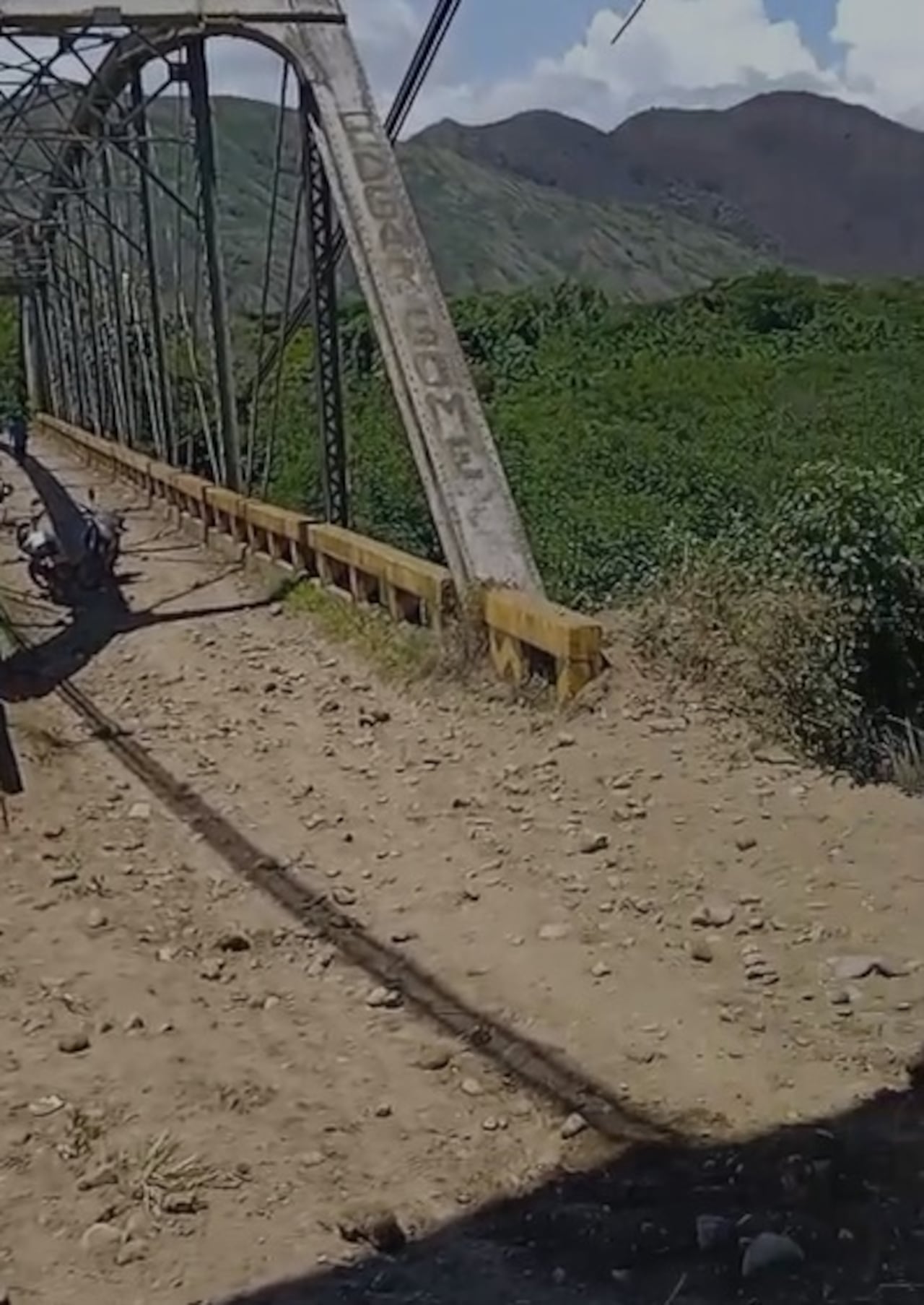 La explosión de un presunto artefacto explosivo habría provocado un profundo socavón cerca del puente de Portugal, impidiendo el tránsito vehicular entre La Fonda y El Estanquillo.