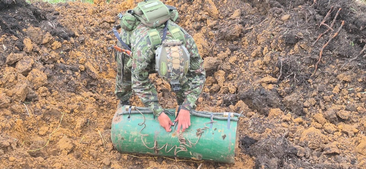 Militares especialistas en explosivos del Ejército realizaron la destrucción controlada de varios artefactos explosivos improvisados hallados en zonas rurales del Cauca, evitando riesgos para las comunidades y las tropas desplegadas en el territorio.