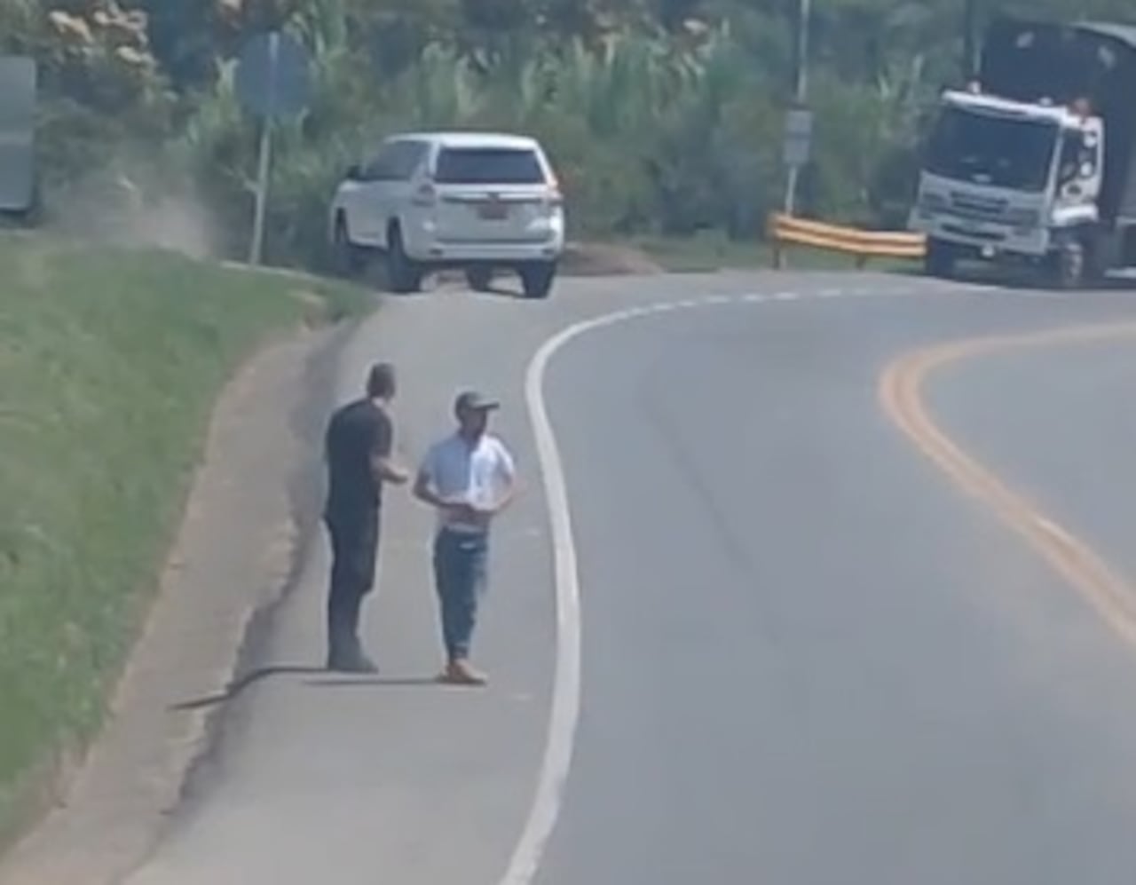 Las víctimas solo se limitan a ver cómo los antisociales se llevan su camioneta por una de las vías secundaria que empiezan en los costados de la vía Panamericana y terminan en veredas controladas por las disidencias de las Farc.