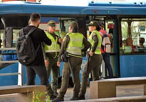 Colectivos de usuarios y concejales están cuestionando que en el convenio firmado para la seguridad del MÍO se están invirtiendo recursos en compras innecesarias: cerca de $ 950.000 millones en computadores, licencias de Office, un sistema de sonido y chalecos antibalas. Expertos en seguridad dicen que todo esto sí es necesario. Fotos Raúl Palacios / El PAis / 26 Julio del 2023 Cali.