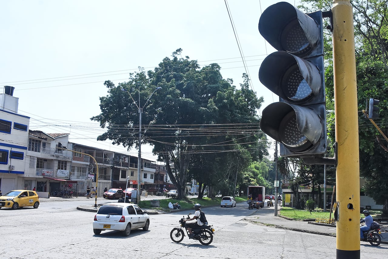 Semáforos sin funcionamiento Calle 14 con Cra 34.