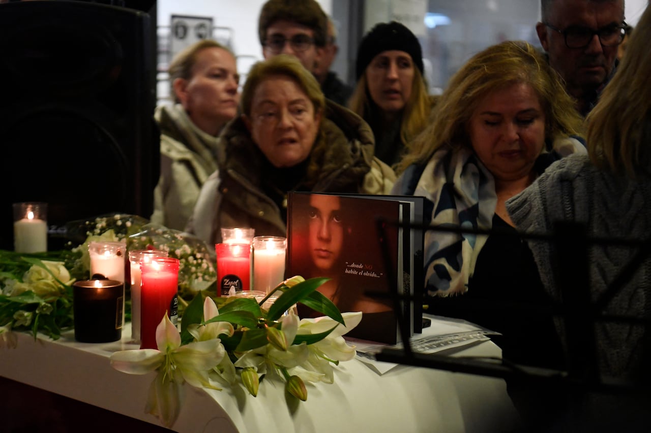 People attend a vigil in honour of the victims of the January 18 high-speed train accident that killed 45 people in Adamuz, on January 25, 2026, at the railway station of Huelva. One week after the train disaster involving two trains in southern Spain, which left 45 dead, remembrance ceremonies took place today in Huelva, where most of the victims came from, and in the town of Adamuz, where the collision occurred. (Photo by CRISTINA QUICLER / AFP)