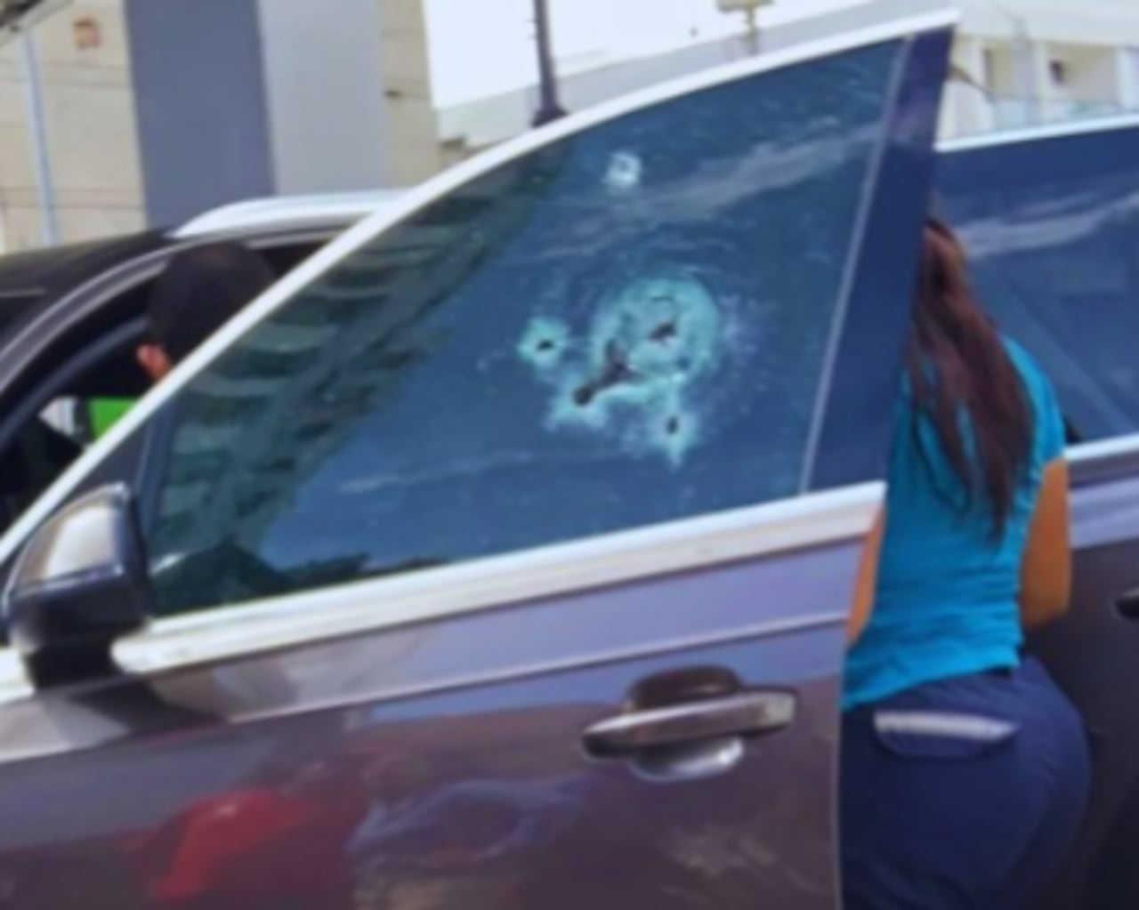 Autoridades acordonaron la estación de servicio en el norte de Cali donde se perpetró el ataque armado. La Policía Metropolitana ya adelanta las investigaciones.