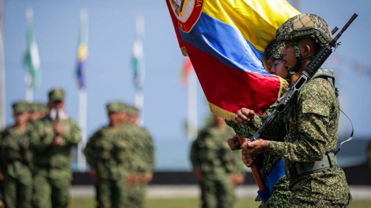 En la Base de Entrenamiento de Infantería de Marina en Coveñas, Sucre, un destacamento de 60 mujeres del pelotón de infantería marcó un hito al realizar por primera vez en la historia de la Armada Nacional de Colombia el solemne juramento a la bandera. Foto Colprensa.