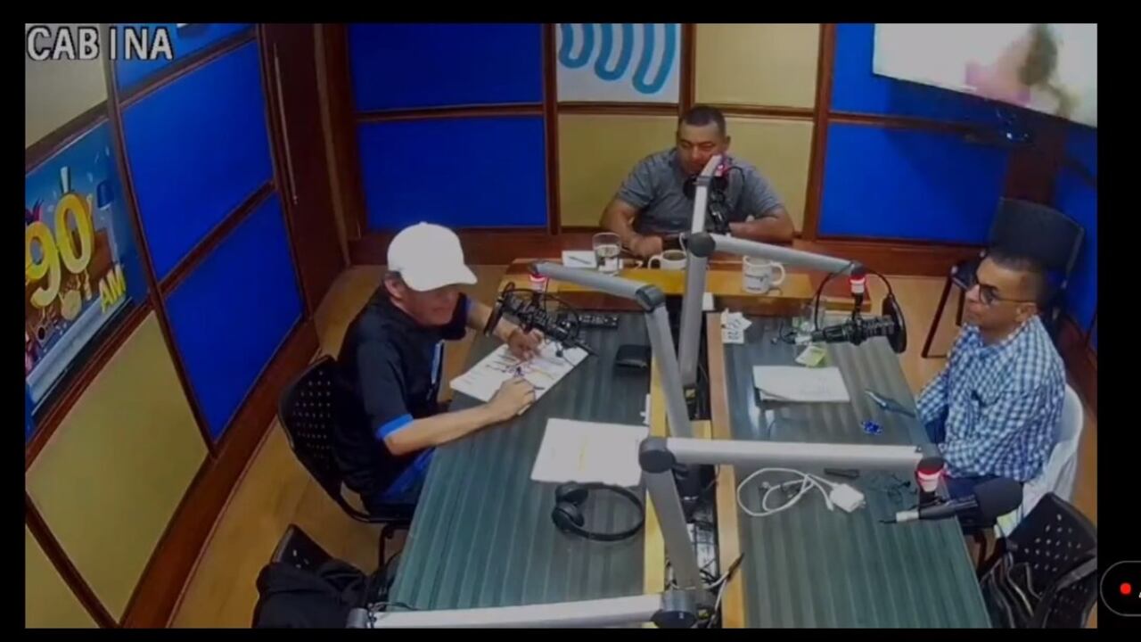 Los periodistas pasaron un fuerte susto mientras transmitían su programa a las dos de la mañana.